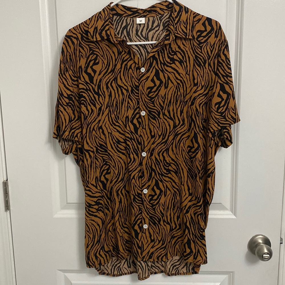 TIGER PRINT button down t-Shirt Size M
